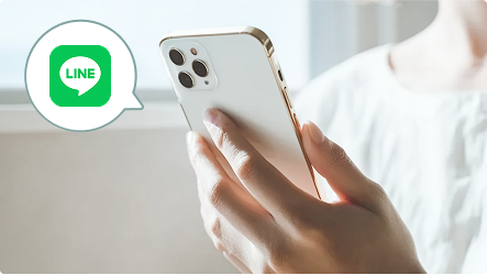 スマホ画面にLINEの吹き出しが表示され、気軽に体験を始められることを表す写真