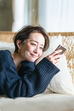 スマホで結果を確認し、自分の状態を客観的に理解する女性の写真