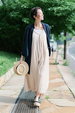 心地よい日差しを浴びながら前向きに歩く女性の写真