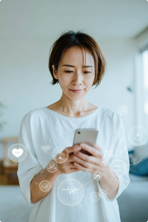 スマートフォンを見ながら健康状態をチェックする女性