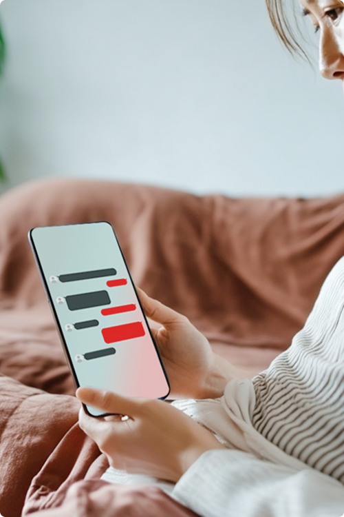 スマートフォンのアプリ画面を見ながら生活習慣の提案を確認する女性