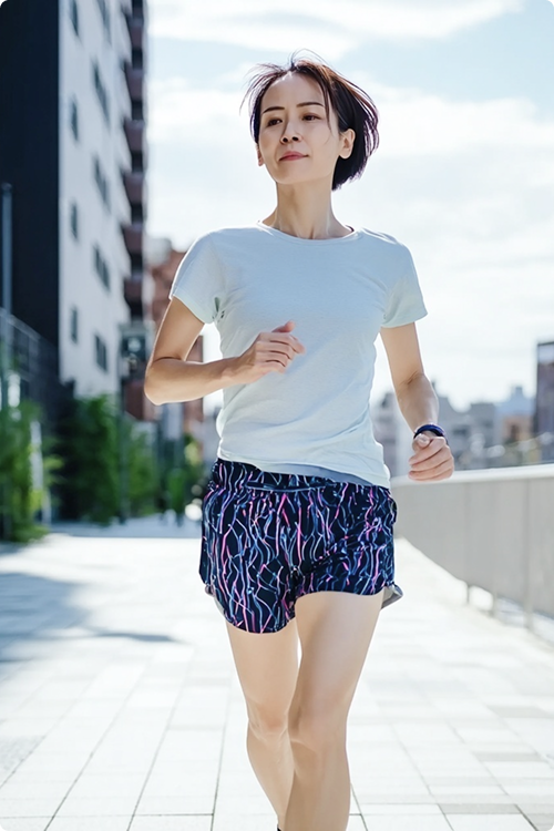 晴れた街中をジョギングする女性
