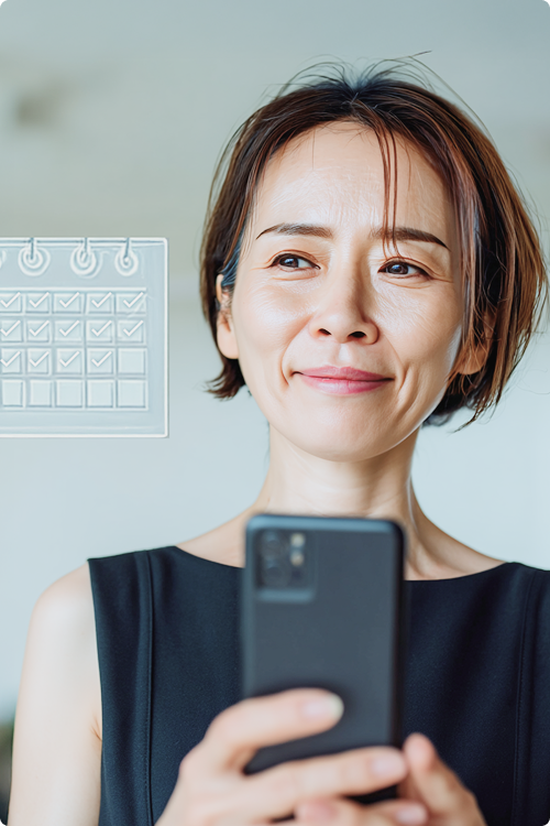 スマートフォンを見ながら穏やかにほほ笑む女性と、カレンダーのイラスト