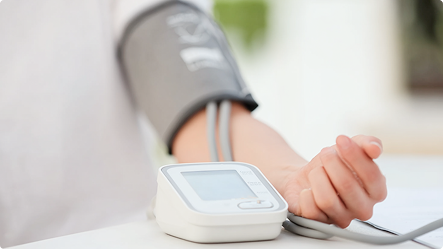 血圧をセルフチェックする様子