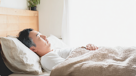 快適な睡眠をとる男性