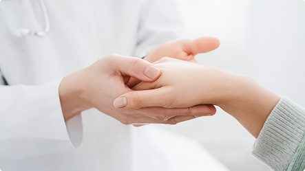 医師が患者の手を取り、医療機関監修による信頼できる健康サポートを示す写真