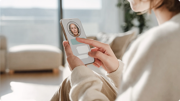 スマートフォン越しに未来の自分(AI)と対話する女性