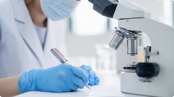医療スタッフが顕微鏡で検体検査を行う様子