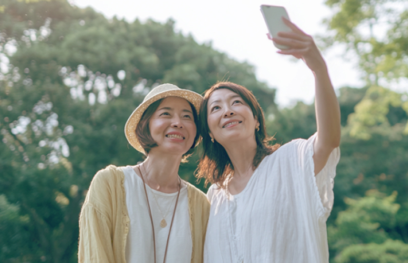 女性二人が写真を撮る画像