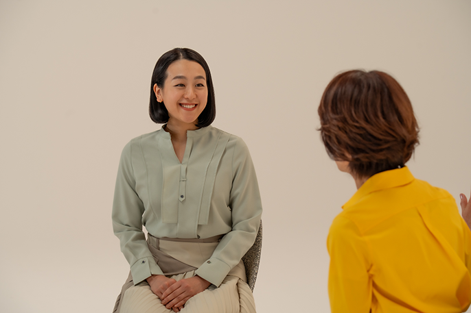 浅田さんは正面、有森さんは背面