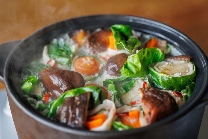 湯気が出ている鍋料理